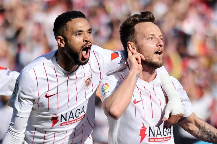 Los jugadores del Sevilla Ivan Rakitic y Youssef En-Nesyri celebran un gol en el derbi ante el Betis diaputado en el Ramón Sánchez-Pizjuán, un partido de LaLiga Santander 2021-2022.