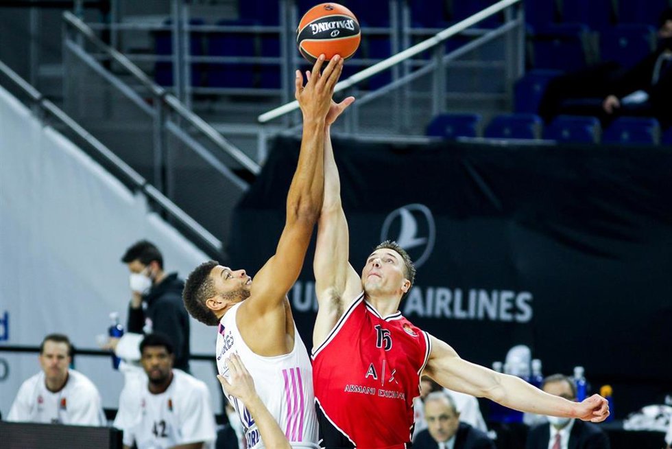 Archivo - Walter Tavares y Kaleb Tarczewski durante un Real Madrid-AX Armani Exchange Milan de la Euroliga