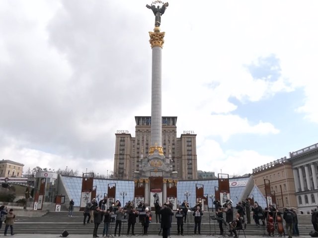 La Orquesta Clásica de Kiev ha tocado en la conocida Plaza de la Independencia.