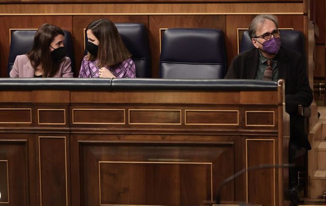 Archivo - (I-D) La ministra de Igualdad, Irene Montero; la ministra de Derechos Sociales y Agenda 2030, Ione Belarra; y el nuevo ministro de Universidades, Joan Subirats, en una sesión plenaria en el Congreso de los Diputados, a 28 de diciembre de 2021, e