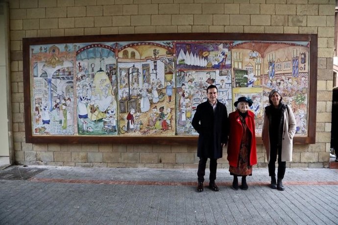 Inauguración del mural creado por Pilarín Bayés en el recinto de La Maternitat de Barcelona, con su creadora, el diputado de Cultura de la Diputación de Barcelona, Joan Carles Cañizares, y la vicepresidenta segunda de la corporación, Carmela Fortuny.