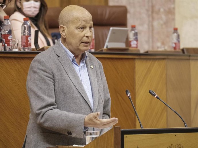 El consejero de Educación y Deporte, Javier Imbroda, este miércoles en el Pleno del Parlamento de Andalucía.
