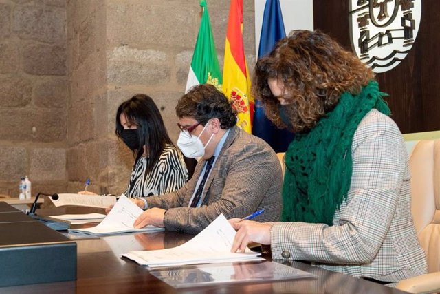 Firma del contrato de asistencia técnica para la eficiencia energética en edificios educativos y sanitarios de la Junta de Extremadura