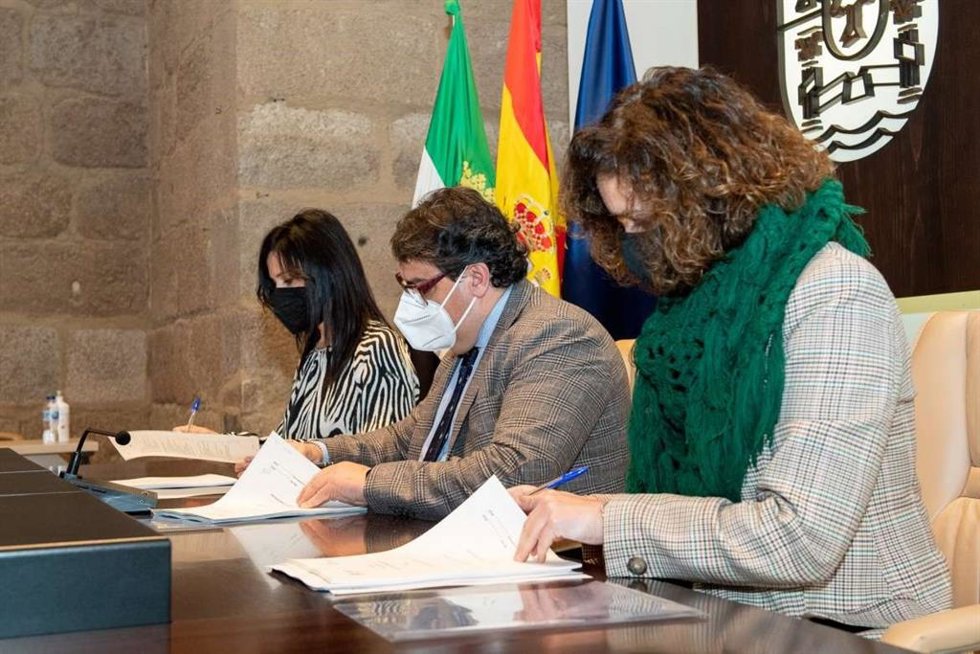Firma del contrato de asistencia técnica para la eficiencia energética en edificios educativos y sanitarios de la Junta de Extremadura