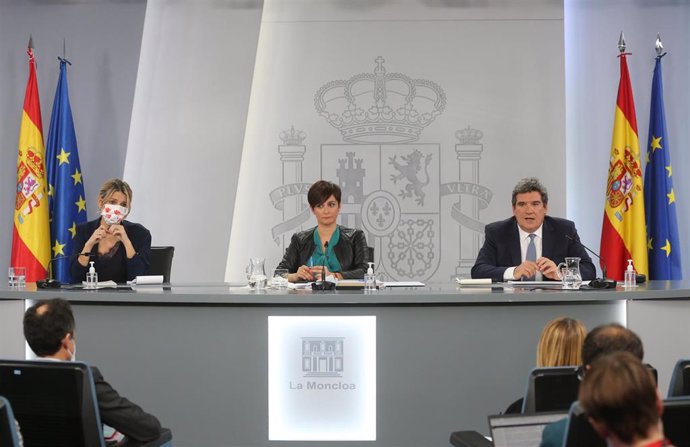 (I-D) La vicepresidenta de Trabajo y Economía Social, Yolanda Díaz; la ministra Portavoz, Isabel Rodríguez y el ministro de Inclusión, Seguridad Social y Migraciones, José Luis Escrivá, en una rueda de prensa tras la reunión del Consejo de Ministros