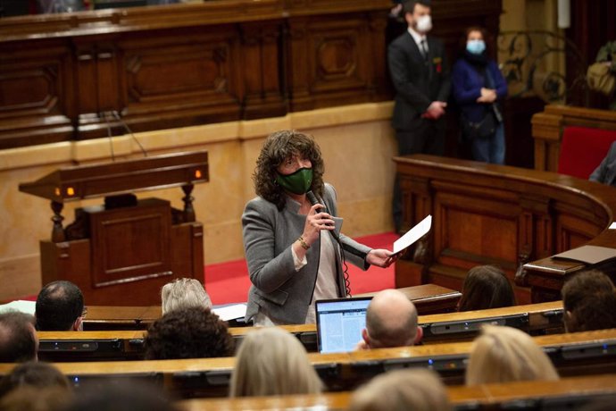 La consellera de Acción Climática, Alimentación y Agenda Rural de la Generalitat, Teresa Jord, interviene en un pleno en el Parlament, a 9 de febrero de 2022, en Barcelona, Cataluña (España). El Parlament reanuda su primer pleno desde la retirada del e