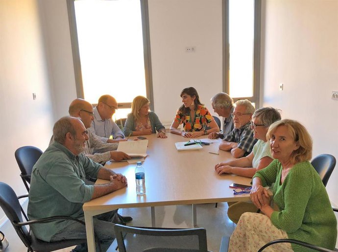 Archivo - Isabel Paredes reunida con represenantes de la marea de la Janda en una imagen de archivo.