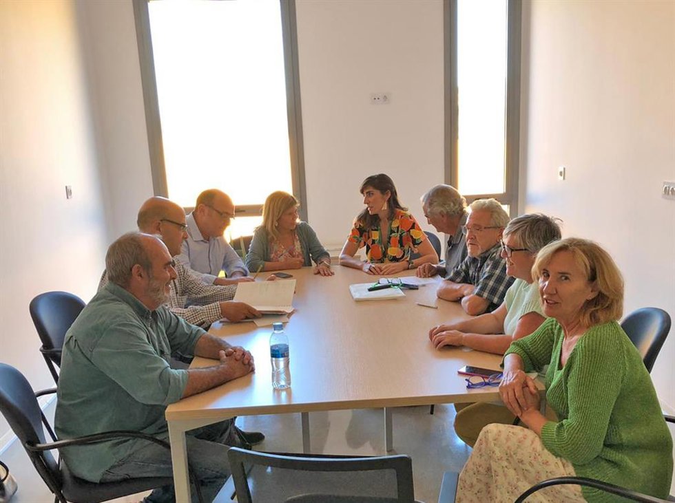 Archivo - Isabel Paredes reunida con represenantes de la marea de la Janda en una imagen de archivo.