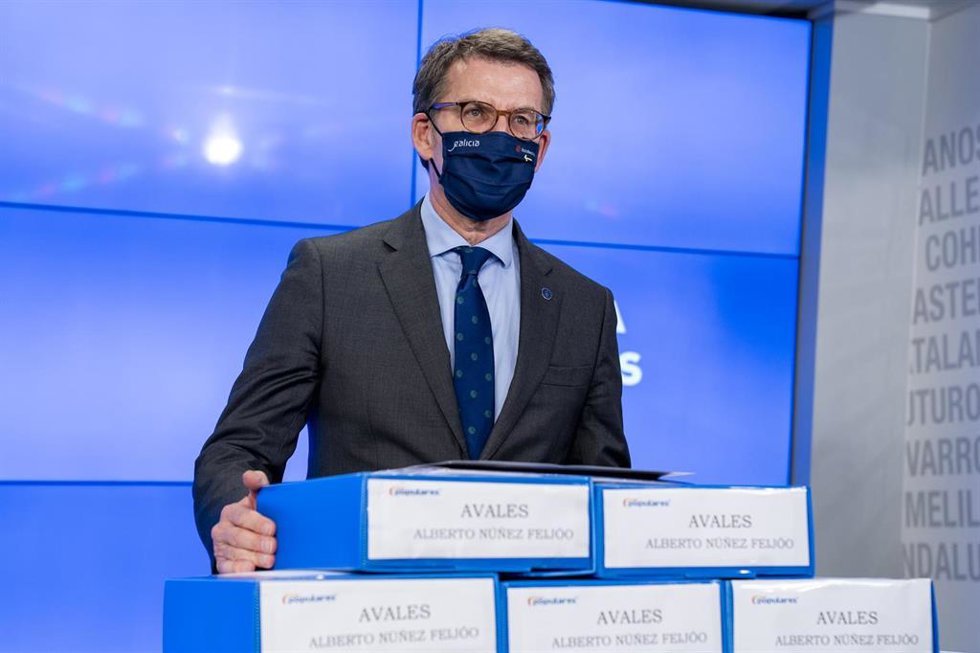 El presidente de la Xunta de Galicia, Alberto Núñez Feijóo, posa en la entrega de los avales necesarios para formalizar su candidatura en la sede nacional del PP, en la calle Génova, a 9 de marzo de 2022, en Madrid (España). Feijoo formaliza su candidat