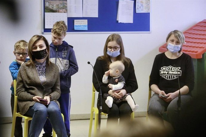 Dos familias de refugiados procedentes de Ucrania, intervienen a su llegada al centro Larraña Etxea de Oñati, a 9 de marzo de 2022, en Oñati, Guipúzcoa, Euskadi 