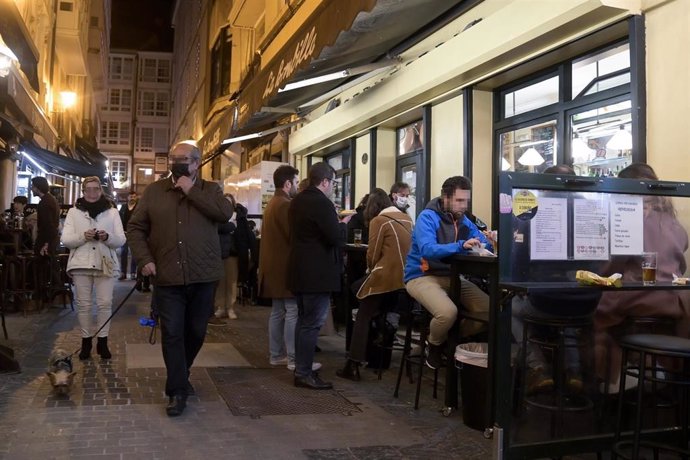 Ciudadanos en una zona de cañas/copas la noche que se eliminan las limitaciones horarias para la hostelería gallega, a 11 de febrero de 2022, en A Coruña, Galicia (España).  En vista de la buena evolución epidemiológica del Covid-19 en la región, el Gob