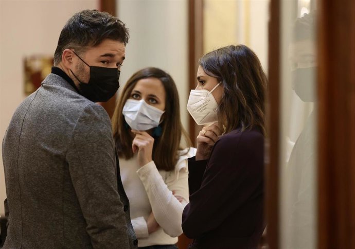 (I-D) El portavoz parlamentario de ERC, Gabriel Rufián; la ministra de Derechos Sociales y Agenda 2030, Ione Belarra; y la ministra de Igualdad, Irene Montero, conversan en una sesión plenaria, en el Congreso 