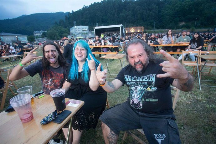 Archivo - Varias personas acuden al festival Resurrection Fest Estrella Galicia Limited 2021, a 26 de agosto de 2021, en Viveiro, Lugo, Galicia (España). El festival de música metal, punk o hardcore Resurrection Fest regresa este jueves a Viveiro despué