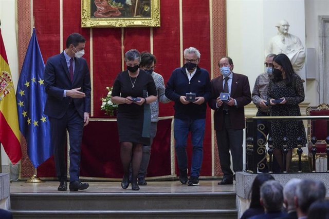 El presidente del Gobierno, Pedro Sánchez (1i), conversa con los condecorados en el acto institucional de homenaje a las víctimas del terrorismo en la Real Academia de Bellas Artes de San Fernando, a 9 de marzo de 2022, en Madrid (España).