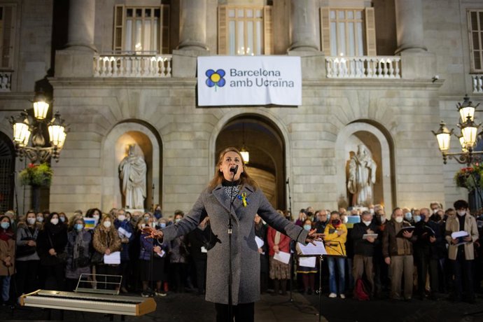 Una de les cantants del concert de l'Orfeó Catal i altres corals de la Federació Catalana d'Entitats Corals (Fcec) a la plaa Sant Jaume de Barcelona en suport al poble ucrans