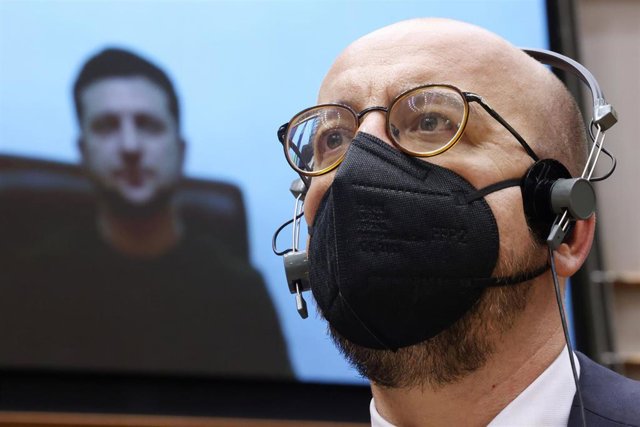 El presidente del Consejo Europeo, Charles Michel, con el presidente de Ucrania, Volodimir Zelenski, al fondo. 