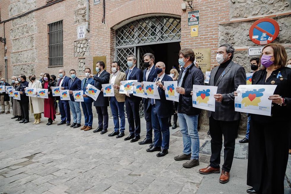 Vista general de los cinco minutos de silencio por Ucrania, en la presentación del Plan de Recepción y Acogida de los refugiados de Ucrania, en la sede de la FEMP, a 9 de marzo de 2022, en Madrid (España).