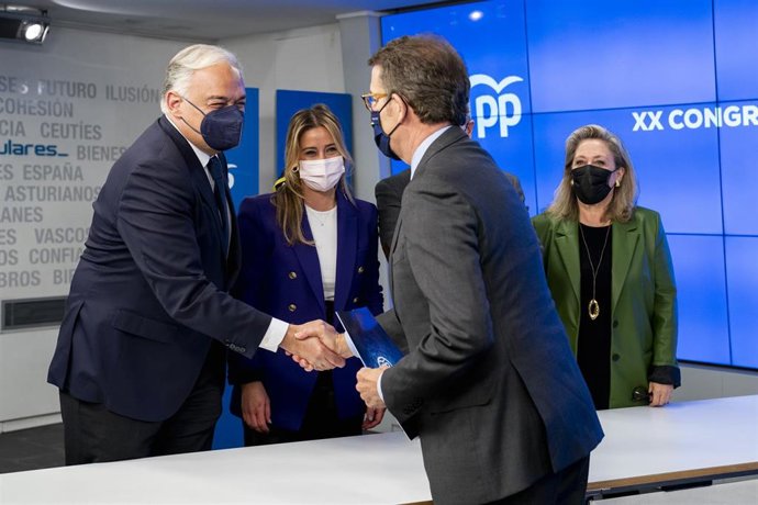 El presidente de la Xunta de Galicia, Alberto Núñez Feijóo (d), en la entrega de los avales necesarios para formalizar su candidatura en la sede nacional del PP, en la calle Génova, a 9 de marzo de 2022, en Madrid (España). 