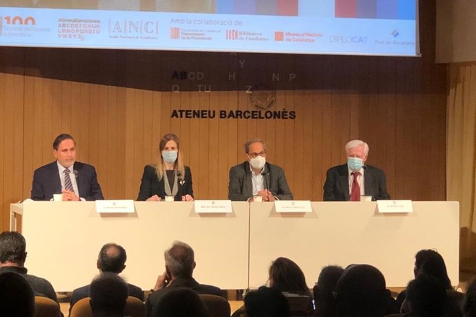 La consellera de Acción Exterior y Gobierno Abierto, Victria Alsina, en el ciclo 'Catalunya i la Societat Nacions' en el Ateneu Barcelons, con el expresidente de la Generalitat Quim Torra y el abogado y economista Amadeu Cuito.