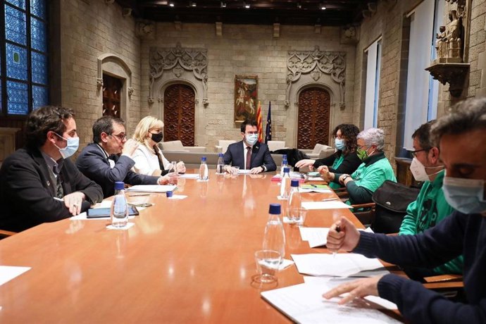 El presidente de la Generalitat, Pere Aragons, y la consellera Violant Cervera en una reunión con una delegación de La Plataforma de Afectados por la Hipoteca (PAH)