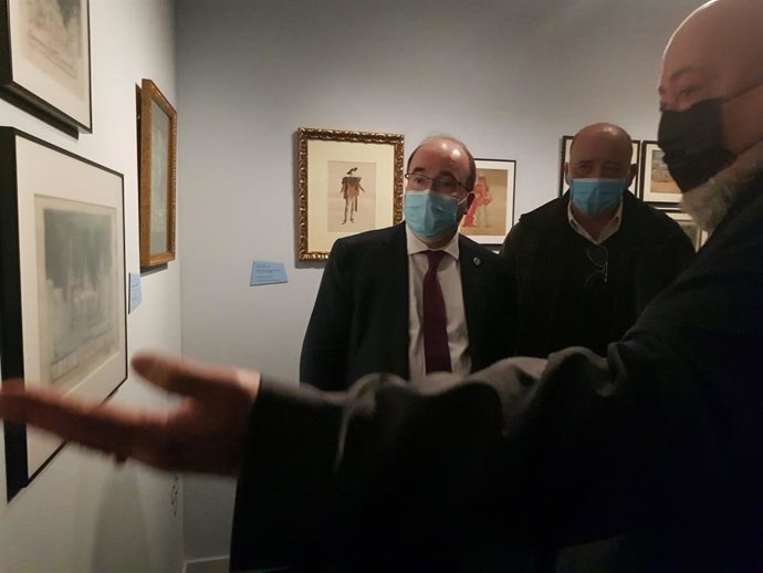 El ministro de Cultura y Deporte, Miquel Iceta, inaugurando la exposición 'Del escenario a la pantalla. Los diseños de José Luis López Vázquez' organizada con motivo del centenario del nacimiento del artista.