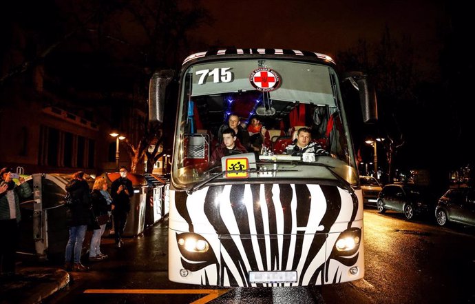 Varias personas a su llegada a Valencia tras haber finalizado un viaje en autobús a bordo de la ONG Juntos por la Vida para escapar de Ucrania, a 7 de marzo de 2022, en Valencia, Comunidad Valenciana (España).