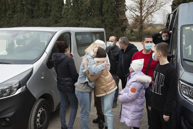 Una mujer abraza a una niña ucraniana a su llegada a Riudellots de la Selva, a 8 de marzo de 2022, en Riudellots de la Selva (Girona). Este pueblo ha recibido este martes a 21 refugiados de Ucrania