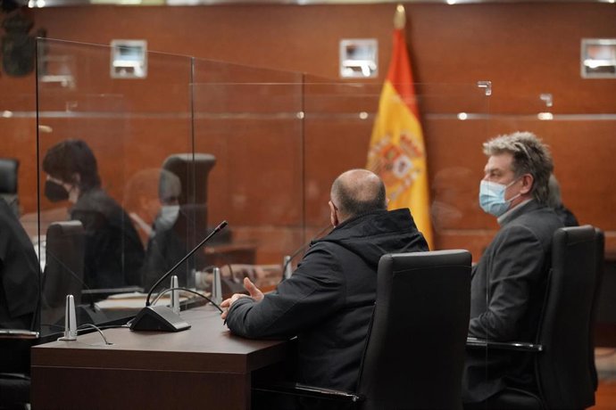 El hombre acusado de asesinar presuntamente a su exmujer y a su exsuegra en 2018 (i), acompañado de su abogado, en la Audiencia Provincial de Álava, a 28 de febrero de 2022, en Vitoria, Álava, Euskadi (España). 