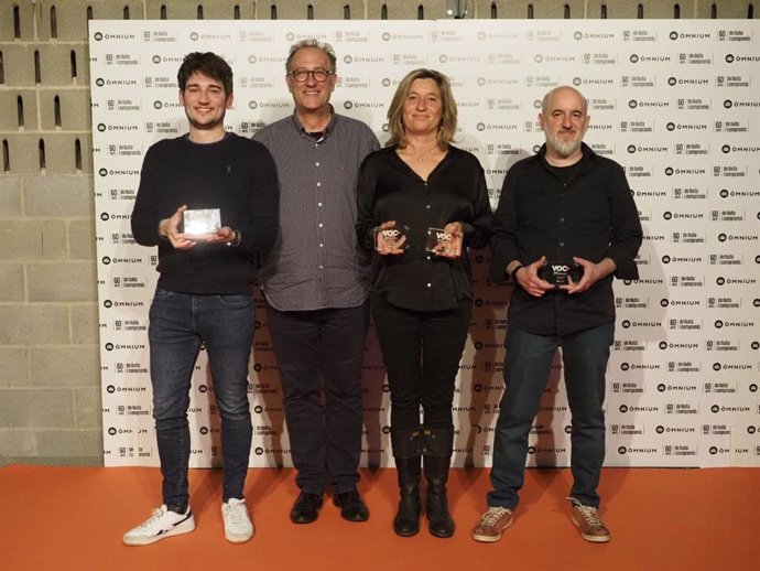 El presidente de mnium Cultural, Xavier Antich, y los ganadores de la sexta edición de los Premis Voc-Versió Original en Catal 2022