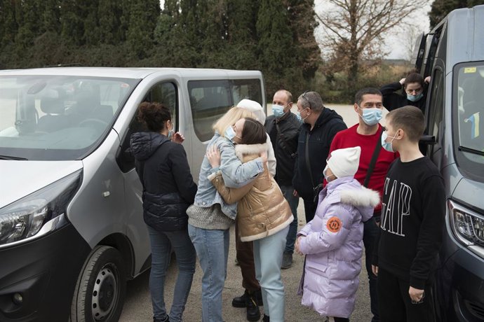 Una dona abraa a una nena ucranesa a la seva arribada a Riudellots de la Selva, a 8 de mar de 2022, a Riudellots de la Selva (Girona). Aquest poble ha rebut aquest dimarts a 21 refugiats d'Ucrana
