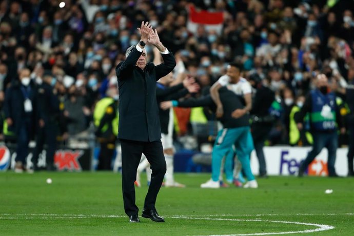 Carlo Ancelotti saluda a los aficionados del Bernabéu tras la victoria ante el PSG