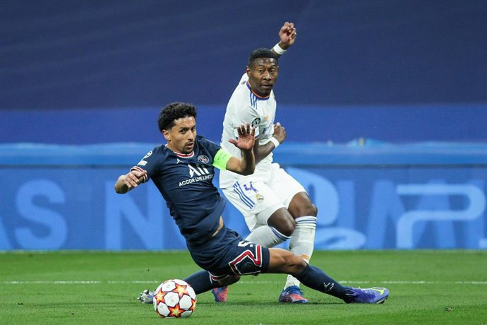 Marquinhos se cruza ante David Alaba en el Real Madrid-PSG de vuelta de octavos de final de la Liga de Campeones 2021-2022