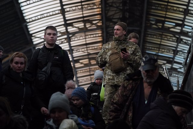 12 March 2022, Ukraine, Lviv: Ukrainian refugees move through Lviv Railway Station as many people flee to neighboring countries amid the Russian invasion. Photo: Bryan Smith/ZUMA Press Wire/dpa
