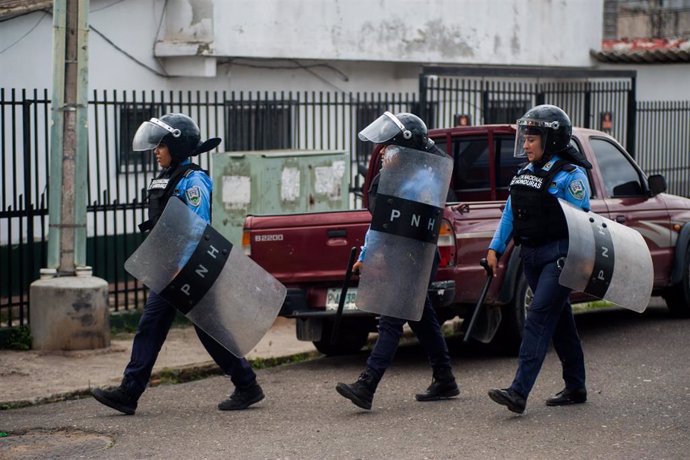 Archivo - 27 June 2019, Honduras, Tegucigalpa: Police officers take their positions during a demonstration against Honduran President Juan Orlando. Photo: Camilo Freedman/ZUMA Wire/dpa