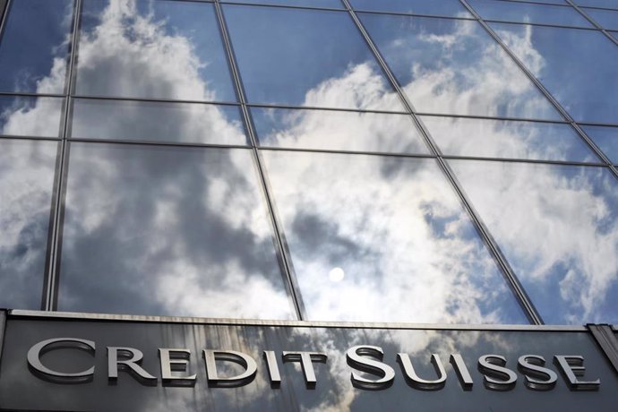 Archivo - FILED - 14 July 2010, Hessen, Frankfurt_Main: A general view of the Credit Suisse bank logo placed onto the main entrance of the bank's branch in Frankfurt. Credit Suisse Group expects to achieve parity in its pre-tax profit during the fourth 