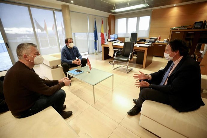 El consejero de Obras Públicas, José Luis Gochicoa, se reune con los secretarios de Acción Sindical y de Política Sindical de UGT y CC.OO. En Cantabria, Valentín Fernández y Daniel San Miguel