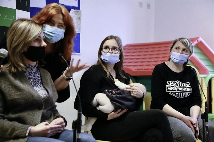 Dos familias de refugiados procedentes de Ucrania, intervienen a su llegada al centro Larraña Etxea de Oñati, a 9 de marzo de 2022, en Oñati, Gipuskoa