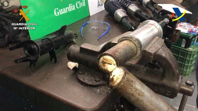 Amortiguador de un vehículo con cocaína en su interior.