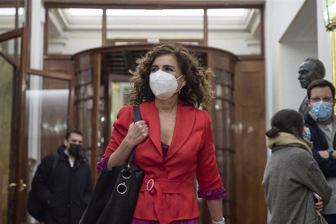 La ministra de Hacienda y Función Pública, María Jesús Montero, a su salida de una sesión plenaria en el Congreso de los Diputados, a 8 de marzo de 2022, en Madrid (España). 