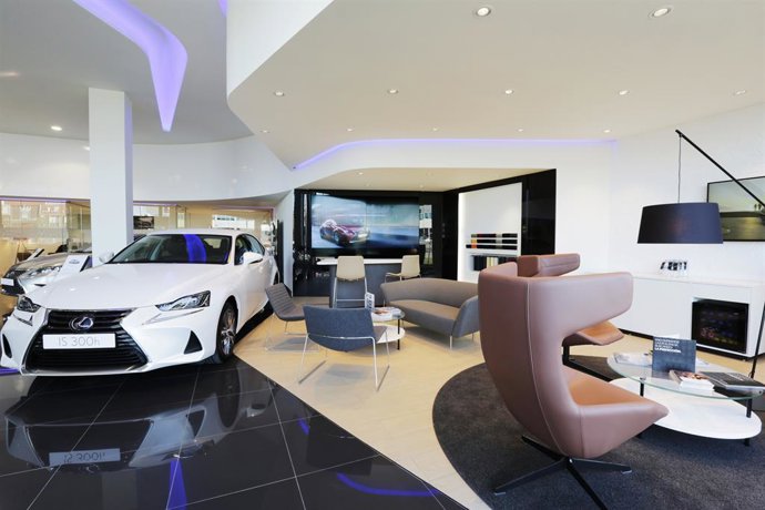 Archivo - Imagen de un concesionario.