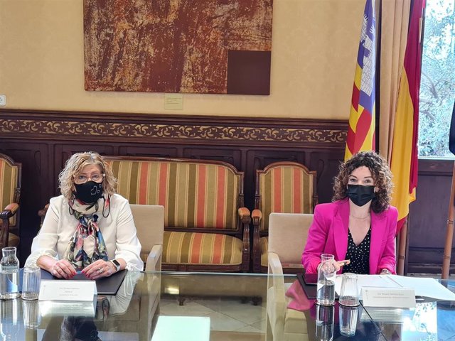 La consellera de Hacienda y Relaciones Exteriores, Rosario Sánchez, y la alcaldesa de Alcudia, Bárbara Rebassa.