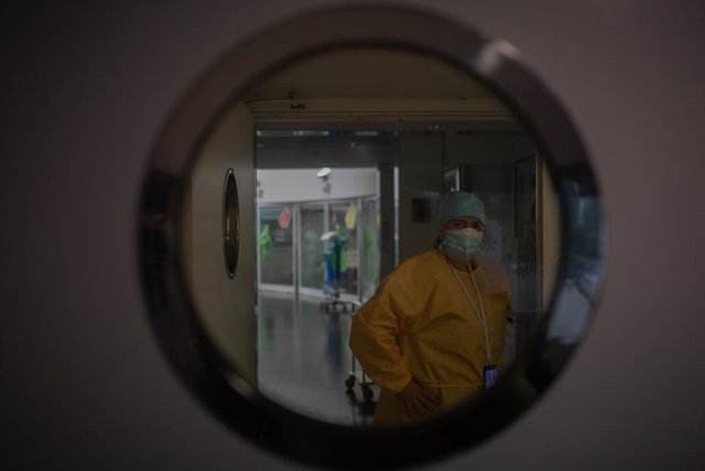 Archivo - Un treballador sanitari protegit a l'UCI