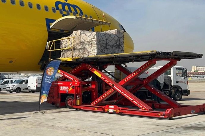 Correos Cargo e Iberojet inician un segundo vuelo con ayuda humanitaria para los refugiados ucranianos.