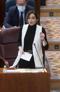 Ayuso ironiza con que se cree una comisión a la que vayan sus profesores de EGB para que le hagan "revisión completa"