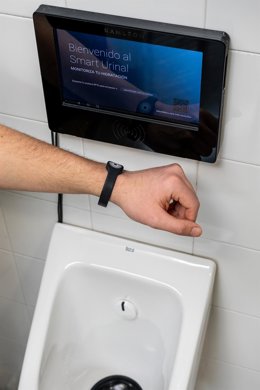 Urinario inteligente que mide la deshidratación en el Hospital del Mar