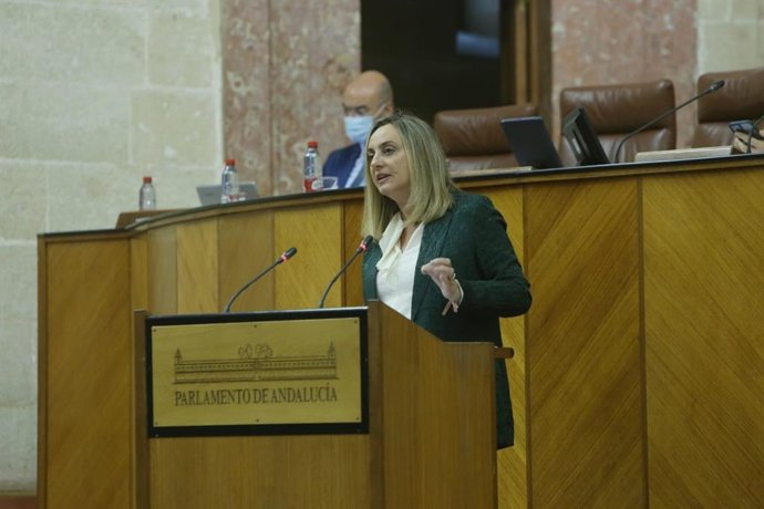 La consejera de Fomento, Infraestructuras y Ordenación del Territorio, Marifrán Carazo, en el Pleno del Parlamento andaluz.