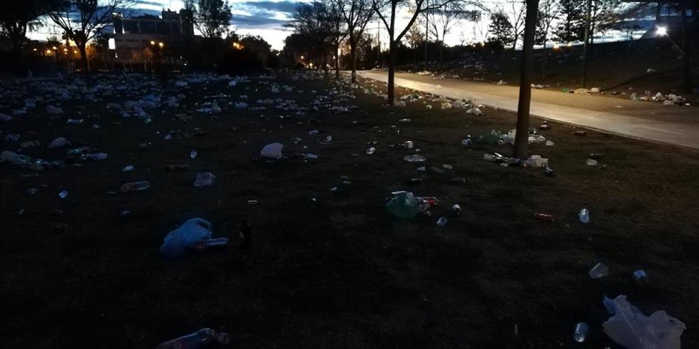 Imagen de archivo de los restos dejados en el Parque Guadaíra tras una botellona previa a un partido del Betis.