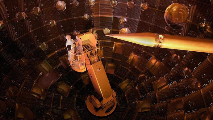 Un técnico trabaja en el NIF. Los científicos utilizaron la matriz de 196 láseres para crear condiciones similares al gas caliente dentro de los gigantescos cúmulos de galaxias.