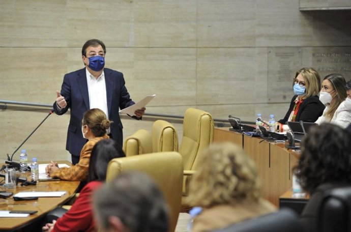 El presidente de la Junta, Guillermo Fernández Vara, interviene en el pleno de la Asamblea