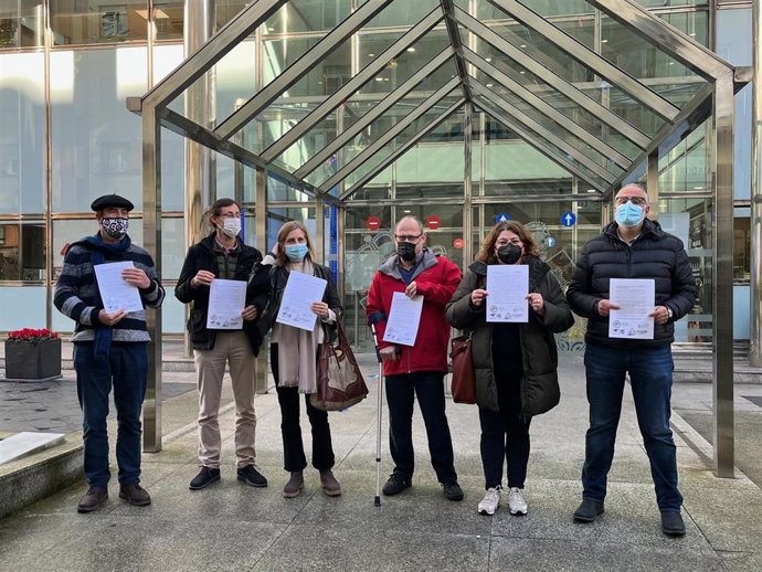 Representantes de los sindicatos de la Mesa Sectorial de Sanidad (CC.OO, ATI, SATSE, CSIF, UGT y Sindicato Médico) posan con el escrito registrado en el Gobierno pidiendo la intervención de Revilla ante la "debacle" del sistema